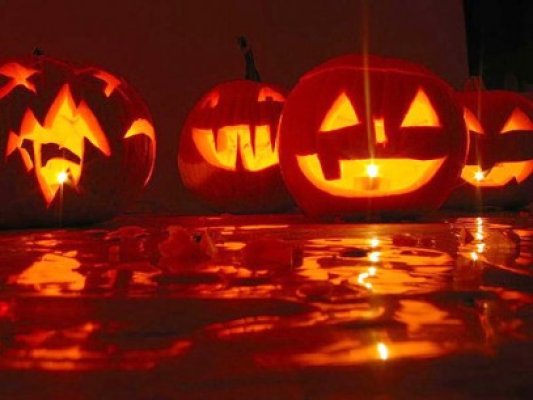 Istoria Halloween, în cadrul American Coner de la Universitatea Ovidius